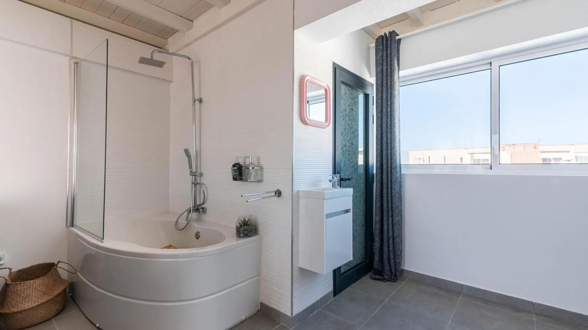 Cozy Studio For Solo Traveller Or Young Couple With Stunning View To The Ocean Κοραλέχο